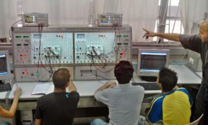 Laboratorio de Circuito y Electrònica en la CUJAE.