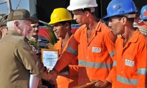 Ramiro Váldes en el reconocimiento a Construtores del Mariel.