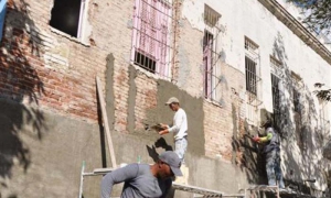 Fuerzas constructoras laboran en la reparación del hogar municipal de ancianos.
