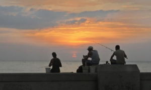 Pescadores en el Malecón.