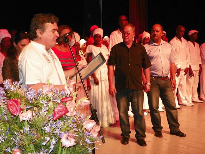 Envía Raúl mensajes de felicitación al Ballet Folclórico de Oriente y al Ballet Folclórico Cutumba.