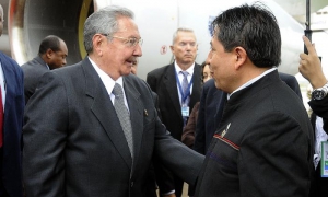 Raúl Castro llega a Bolivia para participr en la Cumbre del G77 + Chinay es recibidoporel Canciller boliviano