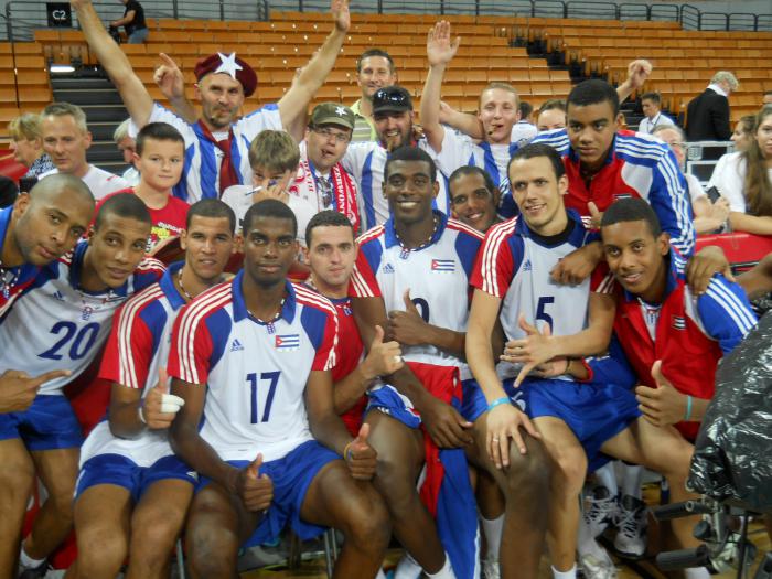Los cubanos celebraron el triunfo junto a un grupo de simpatizantes polacos. Foto Alfonso Nacianceno 
