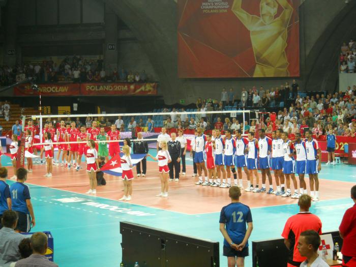 Instante en que se escuchaba el Himno Nacional de Cuba antes del partido contra Bulgaria. Foto de Alfonso Nacianceno