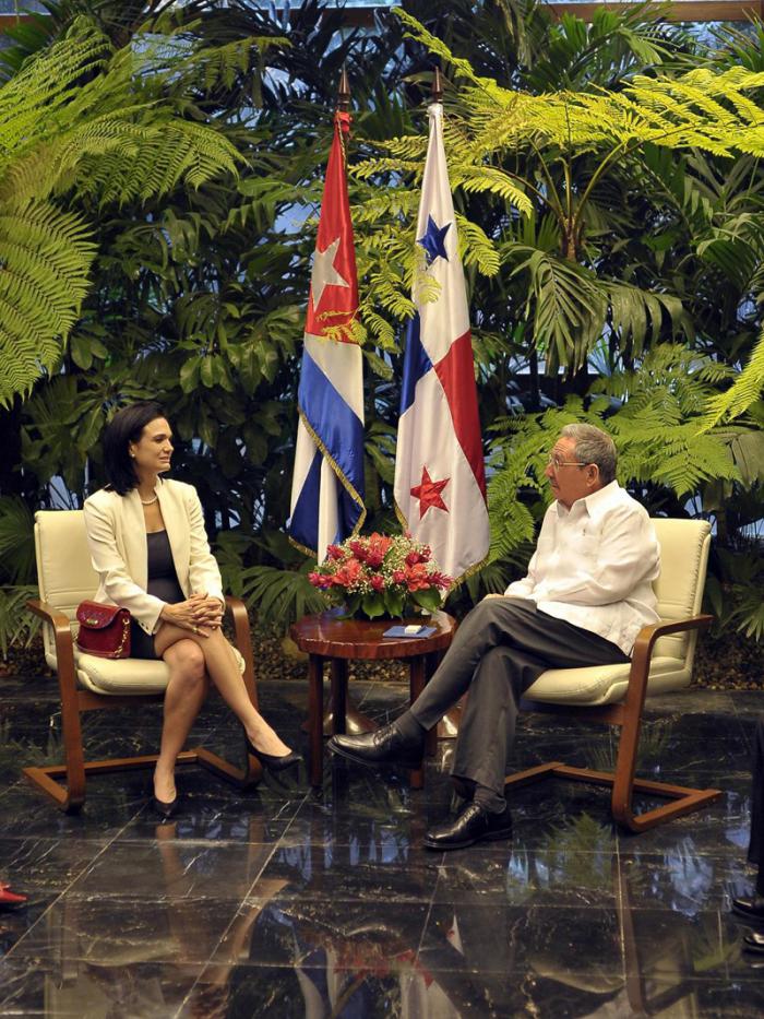 Recibimiento de Ia vicepresidenta de Panamá, Isabel de Saint Malo de Alvarado, por el presidente cubano Raúl Castro Ruz. Foto Estudios Revolución