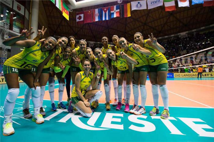 Brasil celebra su pase a la segunda ronda del Mundial 2014 de voleibol.