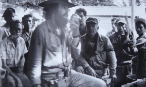 Camilo personalmente conmina a los defensores del cuartel a la rendición.