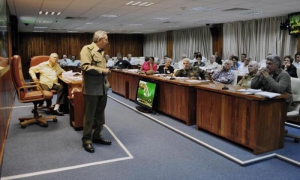 General de Ejército Raúl Castro en reunión del Consejo de Ministros. a su lado en la mesa Samuel Rodiles Planas, director del Instituto de Planificación Física
