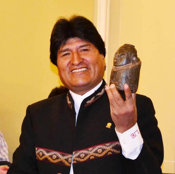 El presidente de Bolivia, Evo Morales presentó una figura del dios Ekeko, recuperada vía diplomática de un museo en Suiza