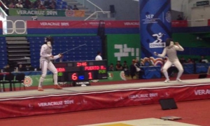 La esgrima, sin estar a tono con las proyecciones, ensartó dos cetros por intermedio de la espada femenina. 