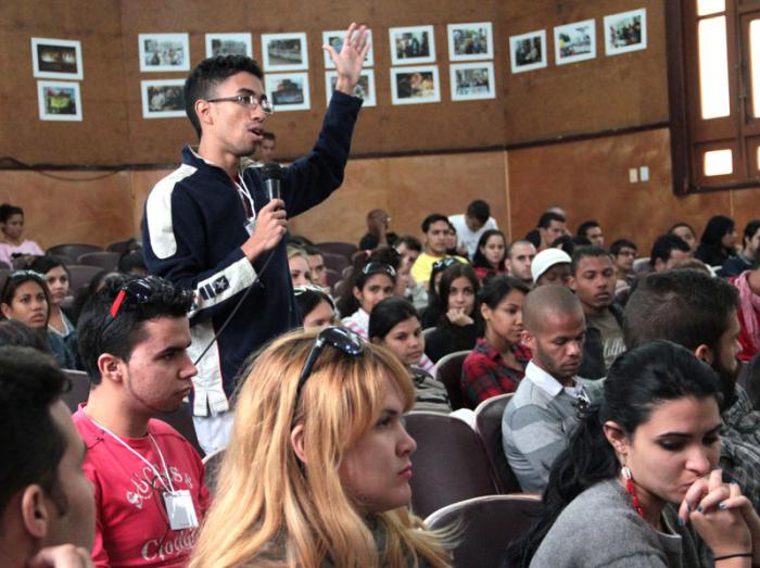 Debate de los jóvenes universitarios sobre los derechos humanos en Cuba. Presidieron el diálogo, Abel Prieto, asesor del presidente de los Consejos de Estado y de Ministros, Wilfredo Gonzáles, vice ministro de Comunicaciones, Dr. Gustavo Cobreiro Suárez, Rector de la Universidad de La Habana,  y otras personalidades.