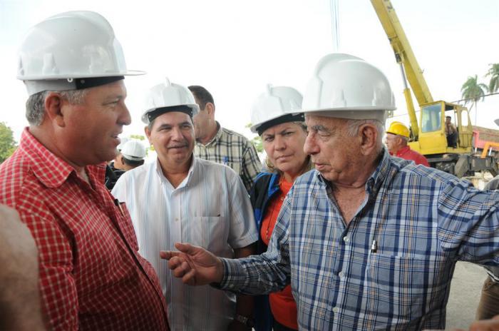 Machado Ventura visitó el central Uruguay, en Sancti Spiritus.