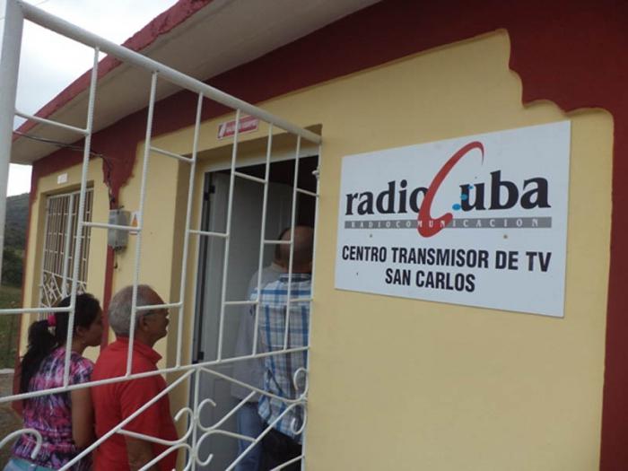 El programa gubernamental Zonas de silencio hace posible que de manera eficiente llegue la señal de televisión a poblaciones dispersas y alejadas de los principales centros transmisores.