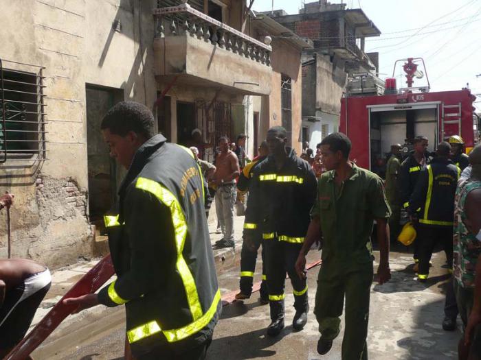 Sofocado incendio de medianas proporciones en Santiago de Cuba
