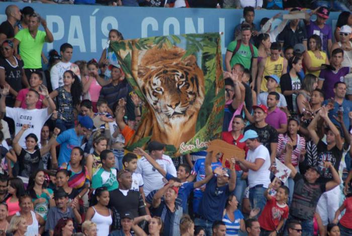 La afición avileña en el partido semifinal entre Ciego de Ávila y Granma, de la 54 Serie Nacional de Béisbol. León
