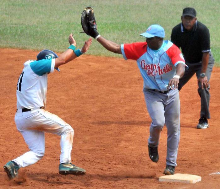 Final Beisbol Isla vs Ciego 4to juego gana ciego 4 x 3 jugada de doble play x 1mera base Ariel Borrero