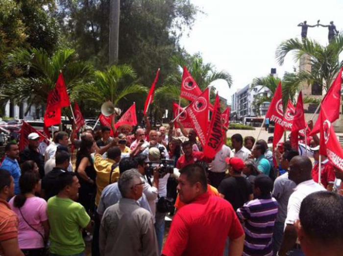 Protestas en parque frente a Embajada de Cuba en Panamá donde se encuentra busto de José Martí