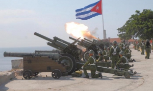 21 Salvas de artilleria en ocasión del Aniversario 54 de la Proclamación del Caracter Socialista de la Revolución en el complejo Morro Cabaña.