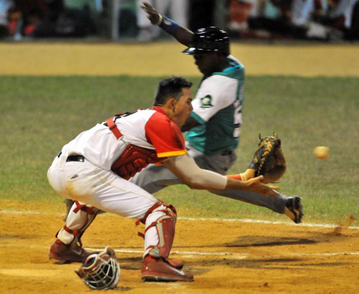 Beisbol.Semi F MTZ vs Isla 6to play jugada en home