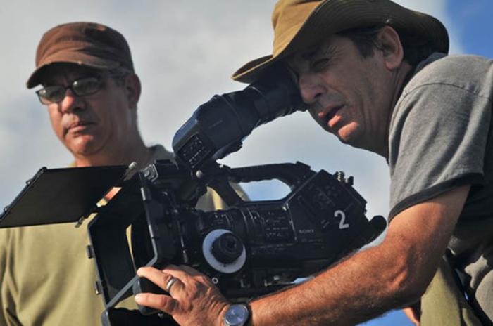 Alejandro Gil (i), durante la filmación de La Emboscada.