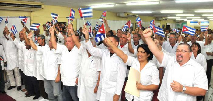 Abandera el Ministro de Salud Pública, Roberto Morales Ojeda a Brigada Médica que preside el Dr Luis Orlando Rivero,para socorrer a Nepal, del Terremoto.(foto Jorge Luis Gonzàlez) 07-04-15 Nepal06N9