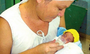 Bebé tomando leche materna gracias a la donación del banco de leche humana. Foto tomada del Informe de Cuba sobre los bancos de leche humana. 2015