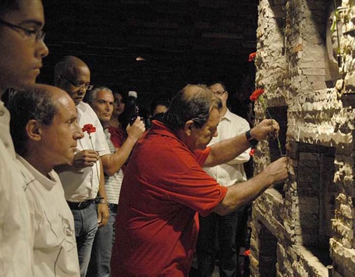 Trabajadores del periódico Granma rinden tributo al Che en Santa Clara
