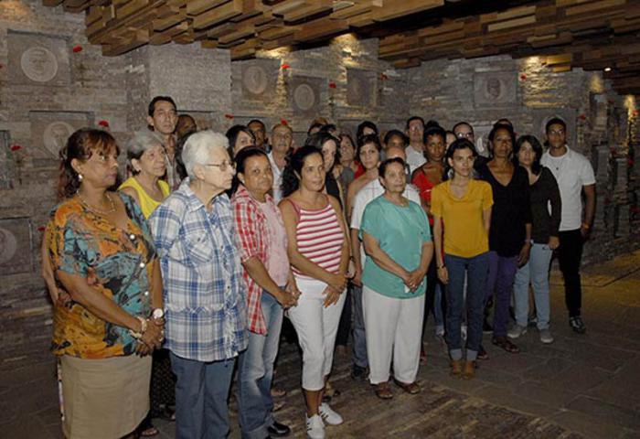 Trabajadores del periódico Granma rinden tributo al Che en Santa Clara