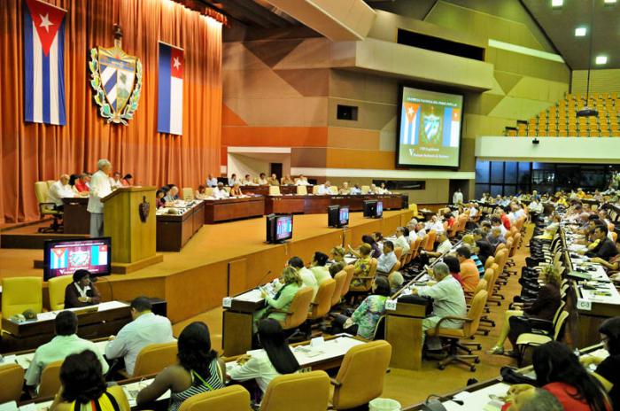 Presentaciòn del Libro Raùl un hombre en Revoluciòn del autor Nikolai S, Leonov en el Palacio de las Convenciones, orador Eusebio Leal Espengler Historiador de la Ciudad lo presenta