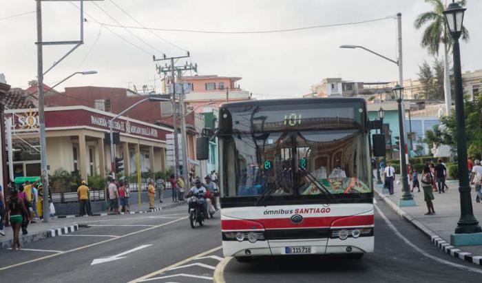 Santiago de Cuba, frente al parque Plaza de Martes.