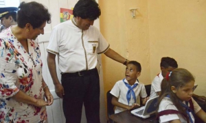 Donación de objetos escolares del Presidente de la República de Bolivia, Evo Morales. Escuela: Estado plurinacional de Bolivia en Centro Habana. Ena Elsa Velazquez (Ministra de Educación de Cuba)