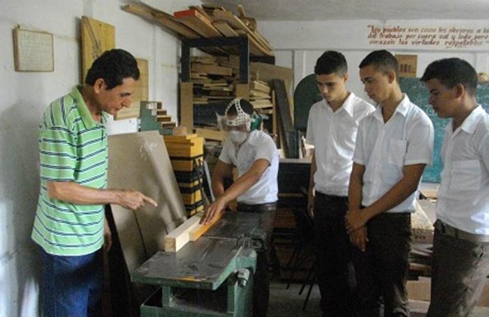 La Escuela de Oficios, Israel Marrero Barbán, en Las Tunas, cuenta con seis talleres polivalentes, destinados a las prácticas de albañilería, confecciones textiles, electricidad, ajustes, carpintería y computación. foto: leydis maría labrador 
