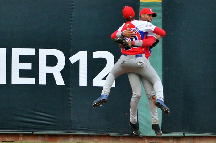 Beisbol-cuba-Premier12-2do partido Cuba vs Holanda gana cuba 6 x 5 Lourdes Gourriel y Yuniesky Gourriel se abrazan despues del ultimo out del juego en magistras atrapada del menos
