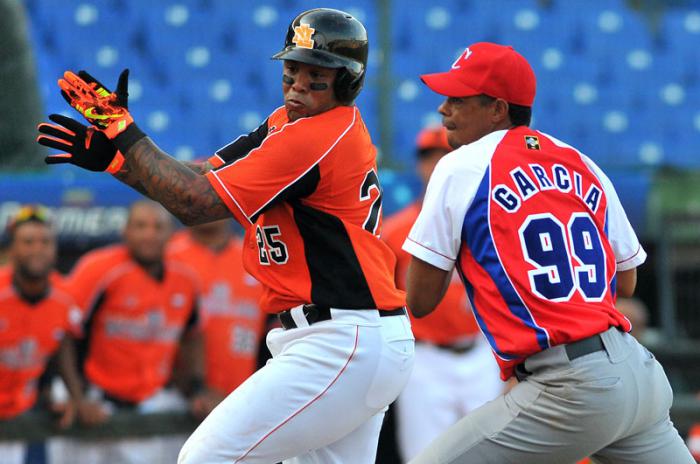 Beisbol-cuba-Premier12-2do partido Cuba vs Holanda gana cuba 6 x 5 . Jugada en Home Andrw Jhones y Jose Angel Garcia