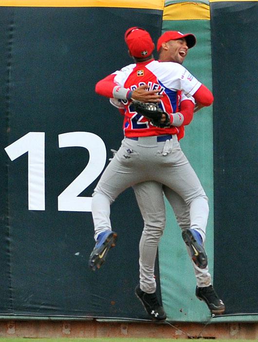 Beisbol-cuba-Premier12-2do partido Cuba vs Holanda gana cuba 6 x 5 Lourdes Gourriel y Yuniesky Gourriel se abrazan despues del ultimo out del juego en magistras atrapada del menos