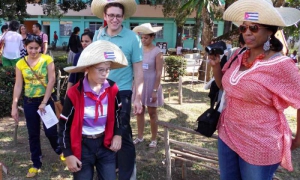 Juan Ramírez, estudiante de Cuarto Grado de la Escuela Especial Antonio Suárez, muestra a los visitantes las principales áreas del centro.