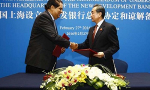 El ministro de Relaciones Exteriores chino, Wang Yi (derecha), y el presidente del banco, K. V. Kamath, firmaron el acuerdo.