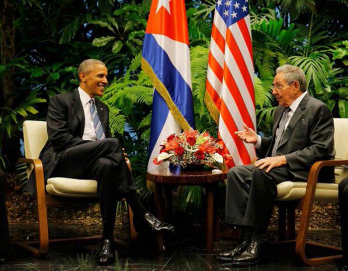 Raul Castro y Barack Obama conversando