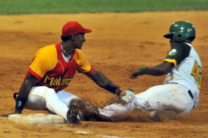 Aire beisbolero invade la Islade punta a cabo 53 Serie Nacional de Beisbol-Play Off Final MTZ vs PR 3ser juego Jugada para Ilustrar