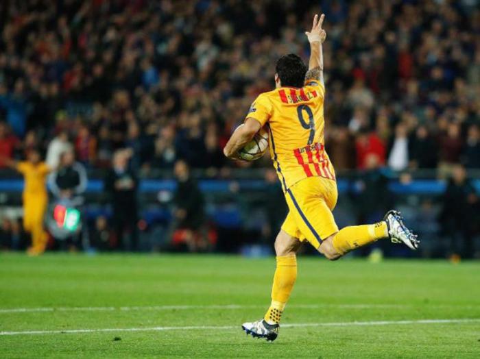 Luis Suárez festeja el primero de sus dos goles ante el Atlético de Madrid. 