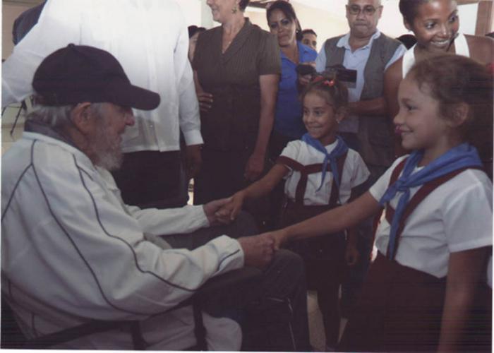 Fidel en la  escuela Vilma Espín