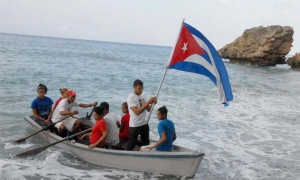 Jóvenes destacados de diferentes sectores de la sociedad escenifican cada año el desembarco por Playita. 