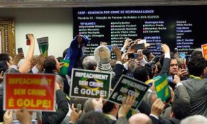 Miembros de la comisión de Diputados tras la votación, este lunes, que eleva a la Cámara Baja el pedido de impeachment contra la presidenta Dilma Rousseff. 