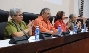 De izquierda a derecha Gladys Bejerano, Gerardo Montenegro (presidente del comité organizador del evento), Rosario Pentón e Isabel Allende.
