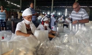 La fábrica espirituana puede producir 120 000 vasos y 75 000 cubiertos en cada turno de labor.
