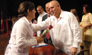 Graduación Universidad de Ciencias Médicas de la Habana. Roberto Morales Ojeda (Ministro del MINSAP) y Claudia Alemañi (Alumna más integral)