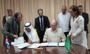 Firma de acuerdos de préstamo entre Arabia Saudita y Cuba, Ahmed M. Al Gahnnam, Director General del Programa de Exportaciones Saudita del Fondo Saudita para el Desarrollo y Rodrigo Malmierca, ministro del Mincex.
