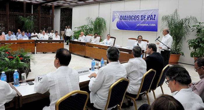 Anuncio del acuerdo final del Diálogo de Paz en la mensa de negociaciones en La Habana, presidido por Bruno Rodríguez Parrilla, Ministro de Relaciones de Cuba y con la presencia de Humberto de la Calle y el comandante Iván Márquez, jefe de las delegaciones negociadoras del gobierno colombiano y las FARC-EP, así como los garantes y acompañantes.