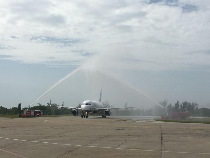 el tradicional saludo de agua