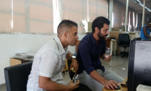 Carlos Luis González y Alain Aranda en la Redacción Digital del Diario Granma.